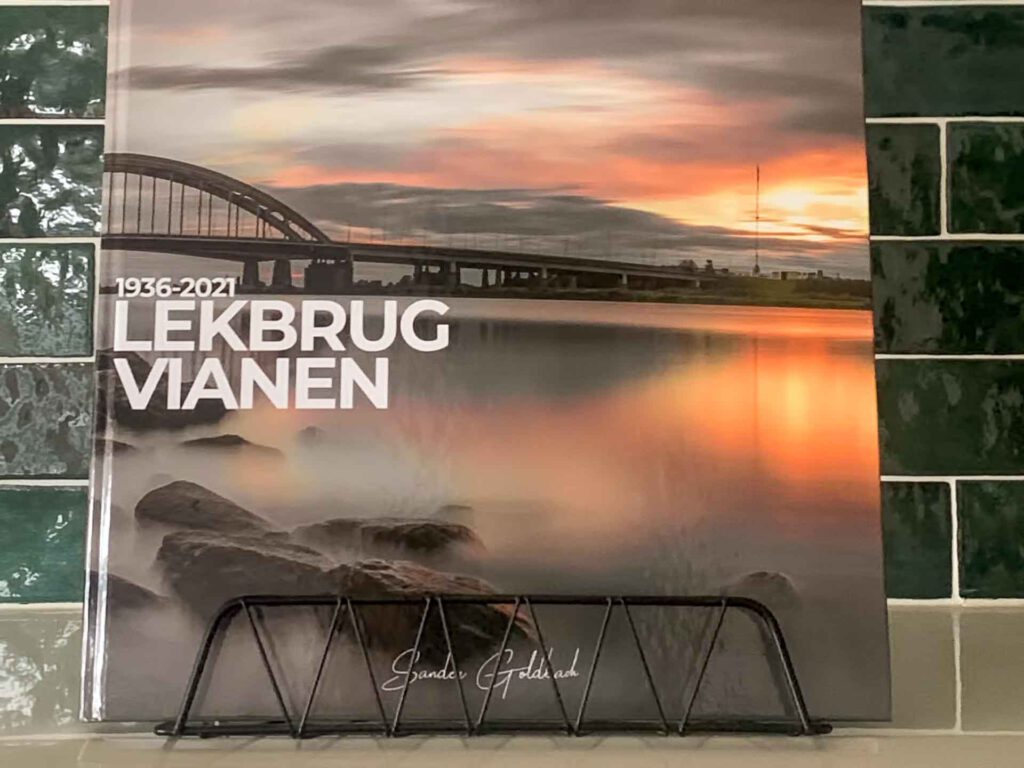 Het fotoboek Lekbrug Vianen 1936–2021 rechtop tegen een tegelwand