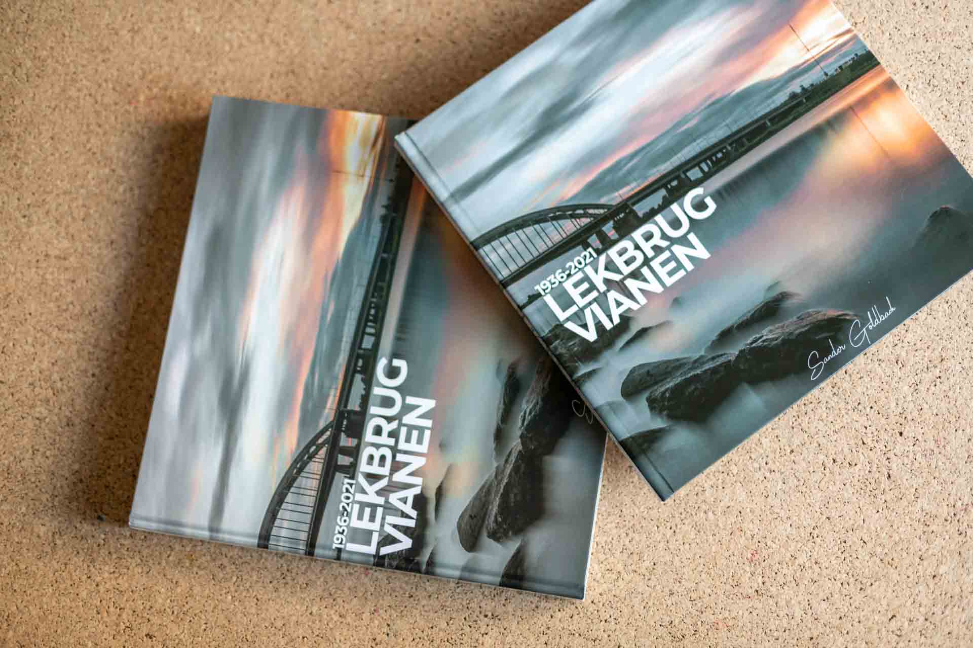 Twee exemplaren van het fotoboek naast elkaar op een kurken ondergrond