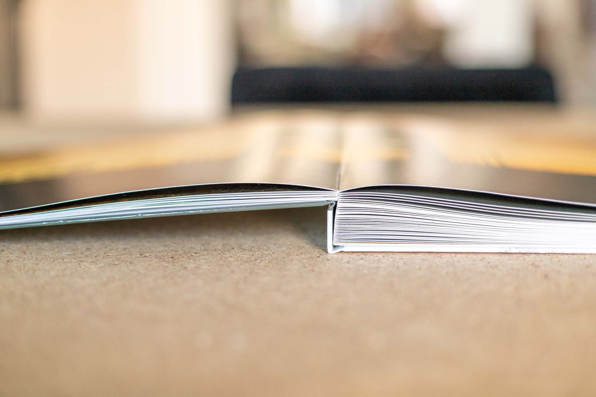Zijaanzicht van het fotoboek: de pagina’s liggen vlak open