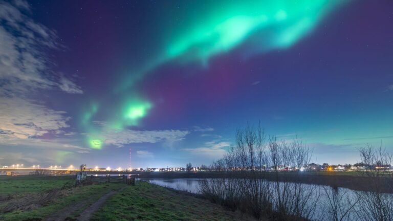 Bureaubladachtergrond: noorderlicht boven de uiterwaarden bij Vianen