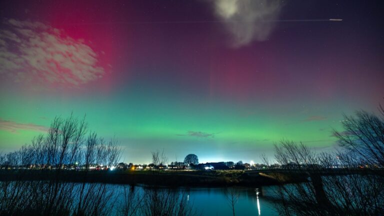 Bureaubladachtergrond: noorderlicht boven Vianen