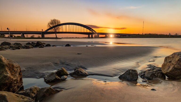 Bureaubladachtergrond: zonsondergang bij de Lekbrug