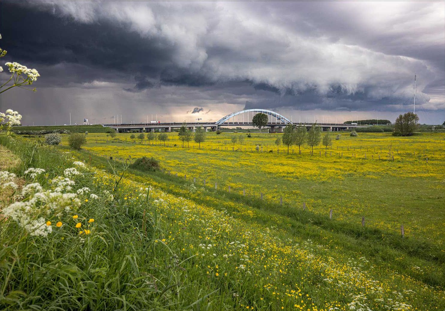 Shelfcloud boven de Lekbrug